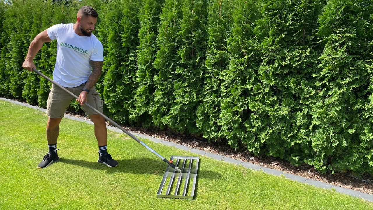 The original RISISANI® lawn levelling rake made of V2A stainless steel.